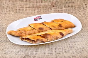 Etli ekmek ve kuyu kebabı gibi lezzetlerin adresi: Kebeci Cafe & Restaurant.