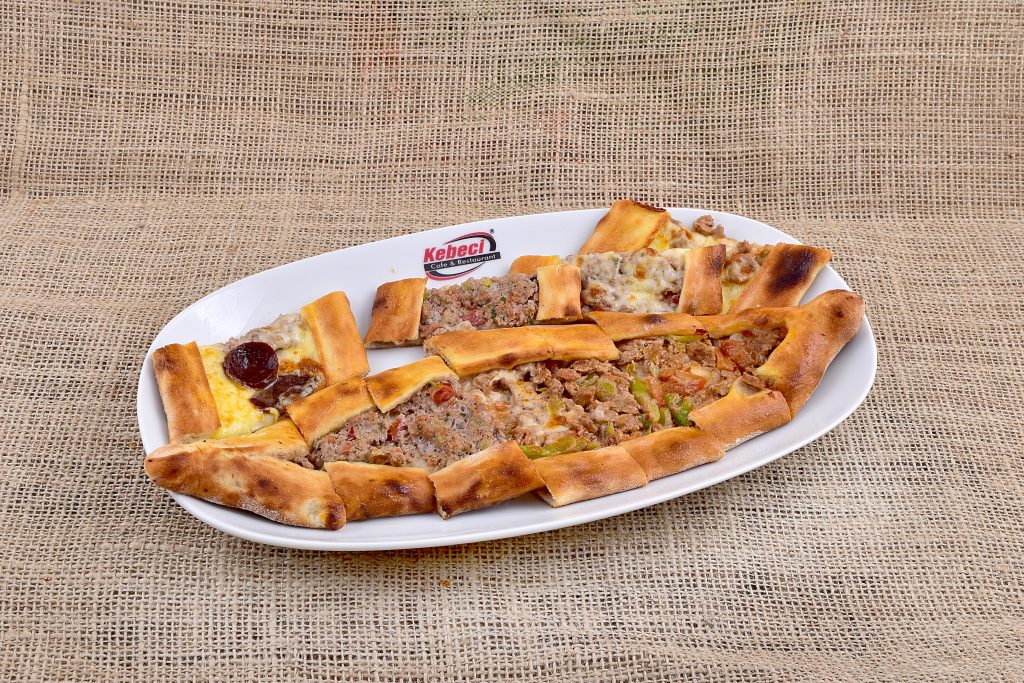 Kebeci Cafe & Restaurant’ta Kastamonu öğün yemekleri, kuyu kebabı ve etli ekmekle zenginleşiyor.