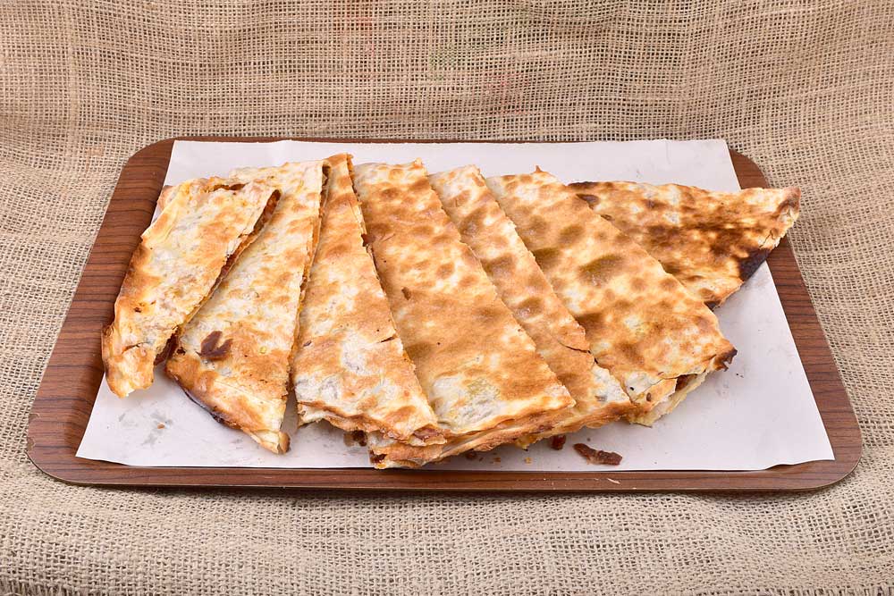 Kastamonu yemek listesi: Kebeci Cafe & Restaurant’ta etli ekmek ve kuyu kebabı.
